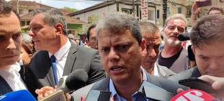 Tarcísio de Freitas (Republicanos) esteve presente no velório de Pelé, em Santos 