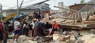 O Departamento de Bombeiros de Mianmar continua as operações de busca e resgate de emergência após um forte terremoto de magnitude 7,7 atingir Sagaing, no centro de Mianmar, em 28 de março de 2025.