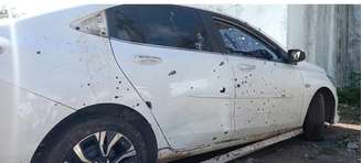 Carro em que as vítimas estavam ficou marcado por várias perfurações causadas por tiros