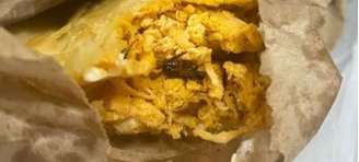 Adolescente encontra barata viva em pastel comprado em lanchonete no Rio