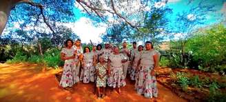 O Samba de Coco Cachoeira da Onça se apresenta desde 2003. Na foto, formação original do grupo, com mestra Joana ao centro, com o ganzá. 