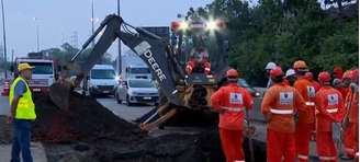 09/01/2026 - NPR - Buraco abre na Marginal Tietê em decorrência de chuvas fortes e intensifica trânsito. Reprodução/TV Globo