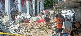 Parte do prédio do Comitê Nacional de Esportes da Indonésia (KONI), no norte de Sumatra, desabou