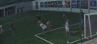 Homem entra em campo de futebol e chuta criança em Minas Gerais