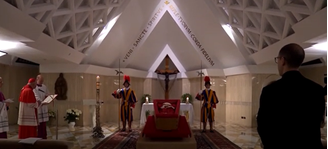 Rito fúnebre com corpo do papa Francisco na Casa Santa Marta, no Vaticano, na noite de segunda-feira, 21