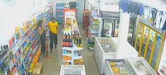 Anna Luiza Lima Brito e Matheus Rodrigues de Souza minutos antes de jovem ser executado em mercado