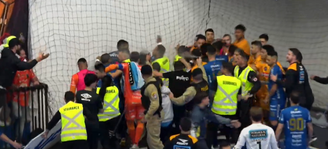 PM usa spray de pimenta para dispersar briga generalizada em partida de futsal; veja o momento