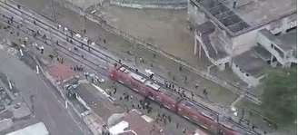 Passageiros caminham nos trilhos após trem apresentar falha na Linha 12 em SP