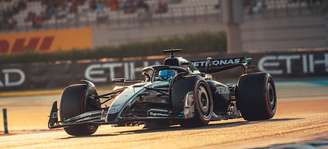 Carro da Mercedes no Grande Prêmio de Abu Dhabi de 2025.