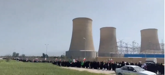 Iranianos formam corrente humana em usinas termelétricas