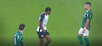 Jogador do Corinthians é expulso por gesto obsceno em clássico com Palmeiras