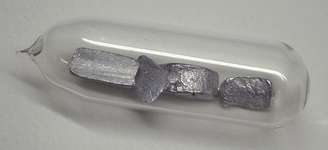 Pedaços de tálio em uma ampola. (Fonte: Wikimedia Commons / Reprodução)