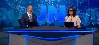 Bonner e Renata encerraram o 'JN' comentando a expectativa do Brasil pela cena da morte da vilã de 'Vale Tudo'