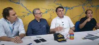 O presidente Jair Bolsonaro em live semanal no Facebook