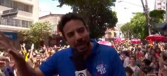 Foliões chamam repórter da Globo de ‘gostoso' e jornalista fica sem graça.