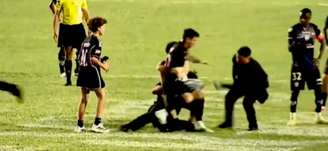 Messi é derrubado após torcedores invadirem campo em amistoso