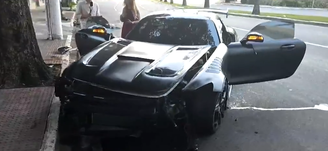 Carro de luxo é encontrado abandonado após bater em árvore no Espírito Santo