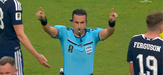 César Ramos ao anunciar a anulação do gol brasileiro 