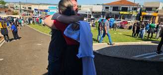 Tradicional missa de domingo foi realizada em frente à igreja atingida por tornado em Rio Bonito do Iguaçu.