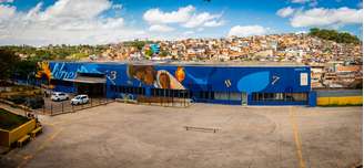 Mural coloca a periferia no centro do olhar ao sugerir um mergulho atento e sensível para as crianças e o direito ao sonho.