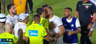 Arthur Cabral cobre a boca durante discussão e é expulso de acordo com ‘Lei Vini Jr’.