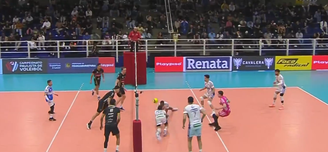 Momento em que Douglas Souza e Acerola, do Campinas, sofrem choque de cabeça durante jogo de semifinal do Paulista de vôlei contra o Itaquá