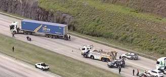 Caminhão ficou atravessado na pista na altura do quilômetro 44 do Rodoanel Mário Covas, em Itapecerica da Serra.
