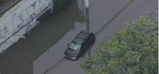 Carro amanheceu submerso no Morumbi após chuva forte.