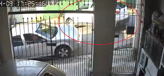 Imagens mostram o momento em que o motorista, preso por atropelar e matar duas crianças que brincavam na calçada, sai de casa arrancando com o carro