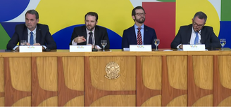 Os ministros da Fazenda, Portos e Aeroportos, Planejamento e Orçamento durante coletiva de imprensa no Palácio do Planalto