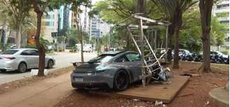 Jovem perdeu o controle de um Porsche na madrugada desta sexta-feira e bateu contra equipamentos de ginástica