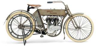 O pioneiro Model 5-D teve a honra de ter sido a primeira motocicleta equipada com o motor V-Twin.