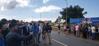 Bolsonaro provoca aglomeração em evento em Araguari, MG