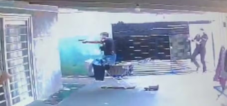 Momento em que a Polícia Civil do Paraná prendeu o suspeito de 51 anos