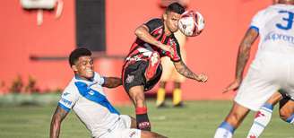 Jogador do Vitória disputando a bola com o jogador do Galacia