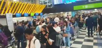 Passageiros aguardam em filas após pane afetar a programação dos voos em São Paulo