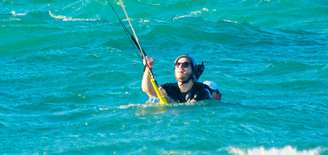 Caio Paduan nas águas do mar cearense segundos antes de curtir o kitesurf