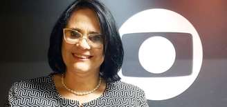 A ministra Damares Alves postou nas redes sociais foto tirada ao lado da logomarca da Globo