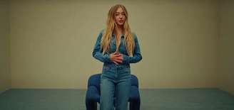 Sydney Sweeney em frame de propaganda da marca de jeans American Eagle