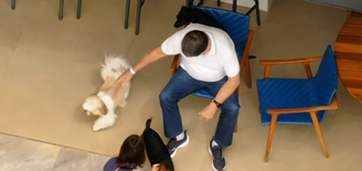Bolsonaro chega em casa após receber alta e é flagrado com Michelle brincando com cachorros
