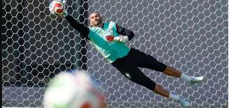 Weverton em treino da Seleção Brasileira