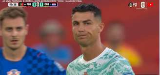 Cristiano Ronaldo sai contrariado após marcar gol de empate de pênalti. 
