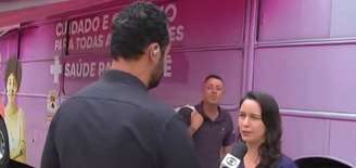 Homem xinga Flávio Bolsonaro durante transmissão ao vivo.