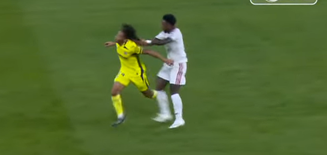 Vini puxa cabelo de Saliba e é expulso