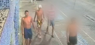 Os quatro homens foram flagrados com pedaços de pau andando em direção à vítima, que dormia na calçada