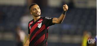 Athletico garante permanência no G3 do Brasileirão 