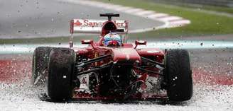 O piloto espanhol de Fórmula Um da Ferrari Fernando Alonso bate durante o Grande Prêmio da Malásia no Circuito Internacional de Sepang, no exterior de Kuala Lumpur. 24/03/2013