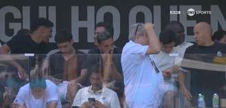 Perto de ser contratado pelo Santos, o meio-campista Gabriel Menino (de preto, no centro da foto) acompanhou a estreia da equipe no Paulistão