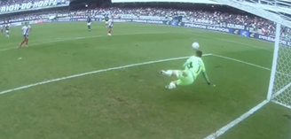 Goleiro do Bahia sofre luxação no braço em lance impressionante; veja vídeo