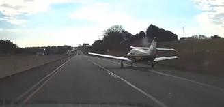 Avião pousa entre carros em rodovia na Filadélfia